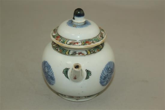 A Chinese famille verte and underglaze blue teapot and cover, Kangxi period, 12cm